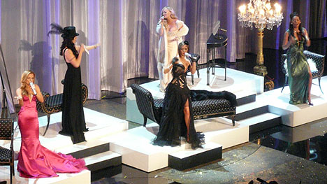 Spice Girls исполнили две песни - новый сингл "Headlines" и композицию 1998 года "Stop".. Фото: © Mercury.