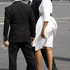 Две первых леди в белом: Мишель Обама и Карла Бруни. Фото: © REUTERS/Larry Downing .