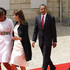 Две первых леди в белом: Мишель Обама и Карла Бруни. Фото: © REUTERS/Pascal Rossignol .