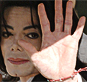 Майкл Джексон возле суда в городе Санта-Барбара © REUTERS/Phil Klein