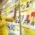 Ксения Собчак за прилавком магазина сотовых телефонов. Фото: © РИА Новости. Андрей Стенин.
