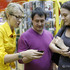 Ксения Собчак за прилавком магазина сотовых телефонов. Фото: © РИА Новости. Андрей Стенин.