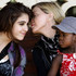 Мадонна с дочерьми Лурдес и Мэрси в Малави. Фото: © REUTERS/Mike Hutchings.