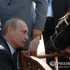 Владимир Путин и его четвероногие подарки. Фото: © РИА Новости. Сергей Гунеев.