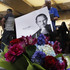 Цветы, свечи и записки в память о Стиве Джобсе. Фото: ©  REUTERS/Daniel Munoz.