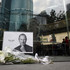 Цветы, свечи и записки в память о Стиве Джобсе. Фото: ©  REUTERS/Carlos Barria .