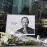 Цветы, свечи и записки в память о Стиве Джобсе © REUTERS/Carlos Barria 